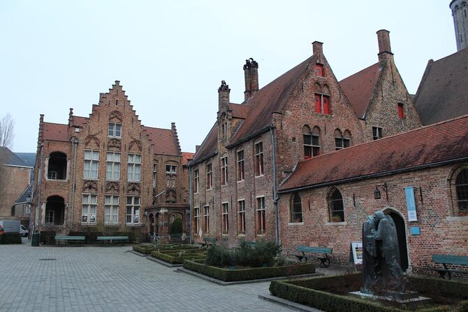 Private Bruges’ Iconic Sites and Chocolate Tasting Tour - A quick route through Bruges’ medieval center