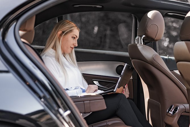 Private transfer from BRU Airport to Brussels city with luxury limousine 3 pax - The 60-minute airport wait is the useful detail