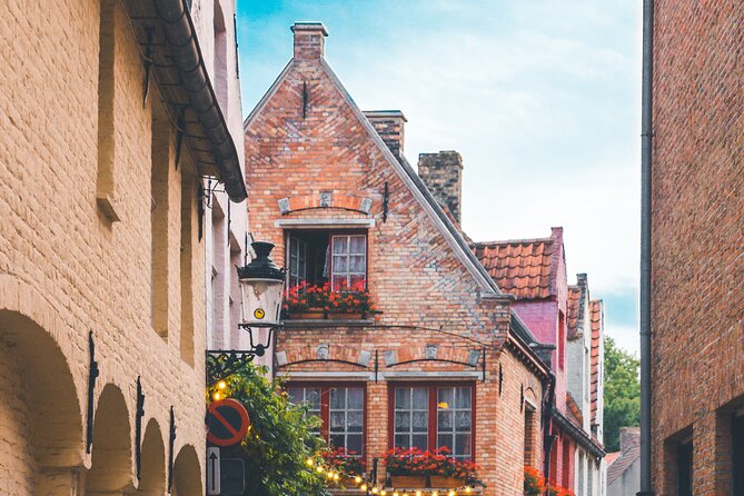 Walking tour of Bruges with boat option and/or beer tasting - What guides add to the experience