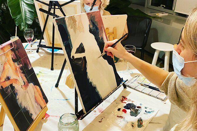 Wine and Painting Workshop Experience in Brussels - How Maricela’s instruction works